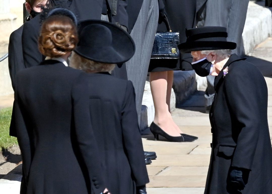 Isabel II, de luto y con mascarilla el día del funeral de su marido. 