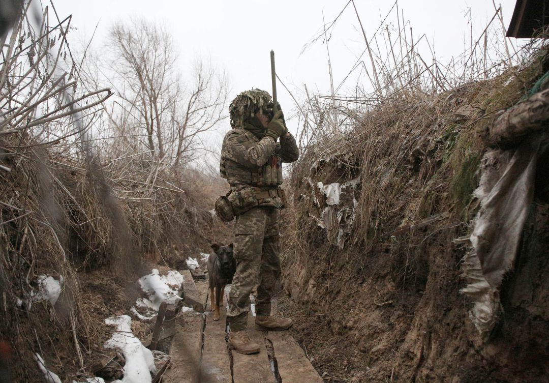 Un soldado de las fuerzas ucranianas en una trinchera observando si se acerca algún enemigo.
