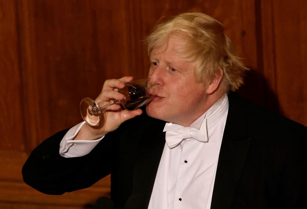 Boris Johnson bebiendo vino en un banquete en noviembre de 2021.