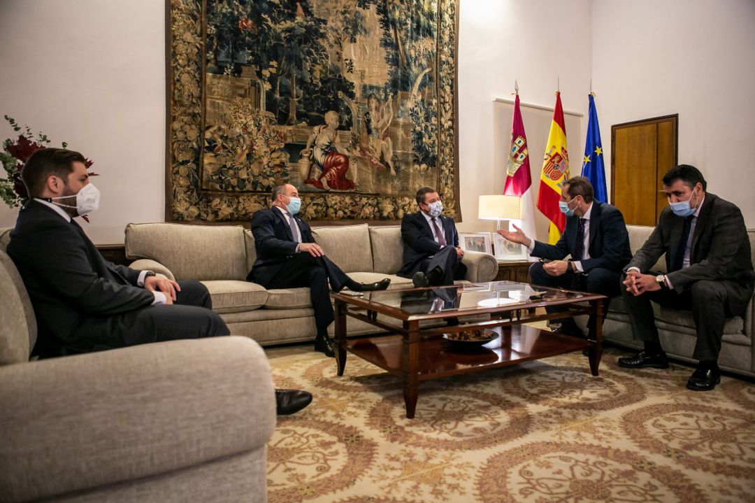 El presidente de Castilla-La Mancha, Emiliano García-Page, se reúne en el Palacio de Fuensalida con el alcalde de Albacete, Emilio Sáez, y el CEO de Eurocopter.