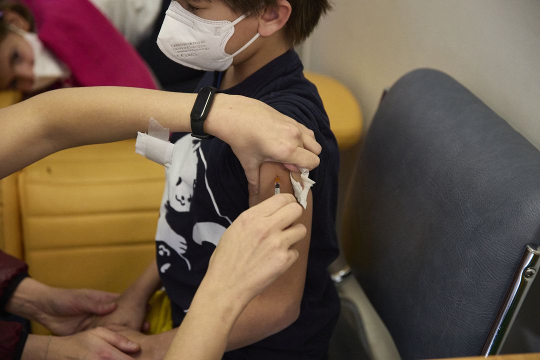 Un niño recibe una dosis de la vacuna contra el Covid-19