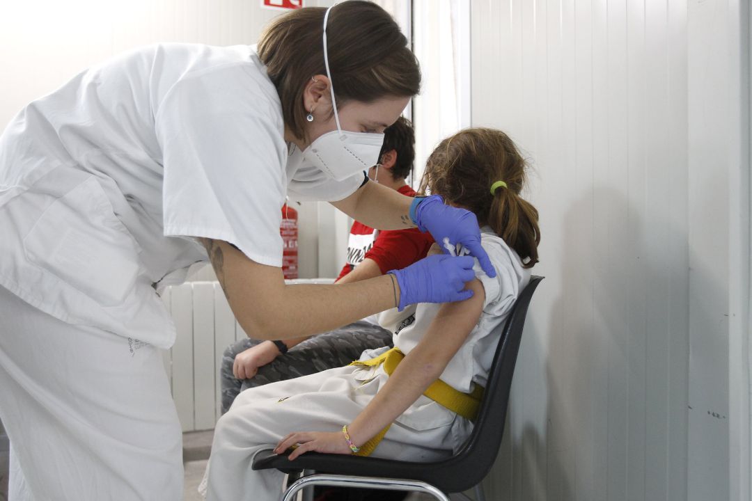 Una niña recibe una dosis de la vacuna contra el Covid-19.