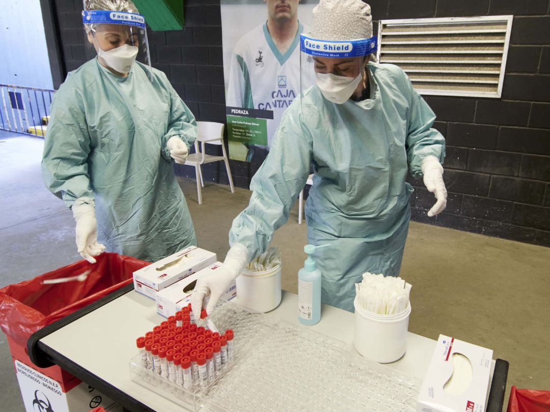 Trabajadores sanitarios se preparan para realizar tests de antígenos