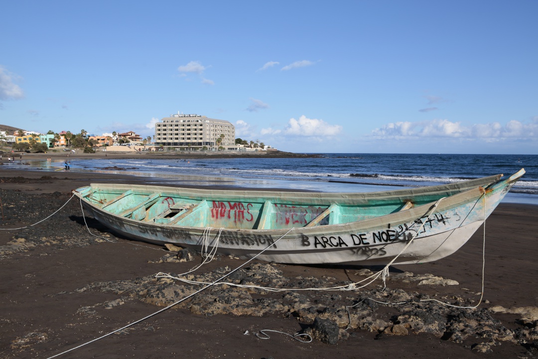 Una patera amarrada en la costa de El Médano (Granadilla, Tenerife) que llegó el nueve de enero de 2021 con 25 hombres, una mujer, 17 niños y cuatro personas muertas a bordo