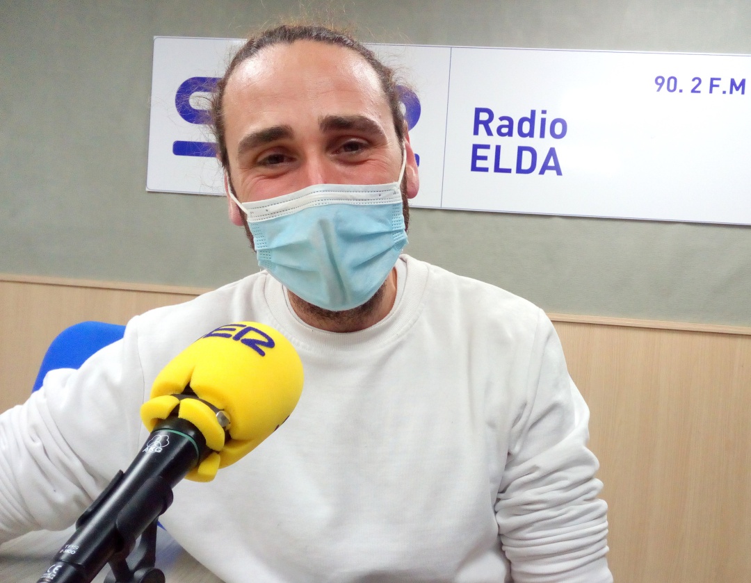 El músico eldense, Fran Asensi, en el estudio de Radio Elda SER