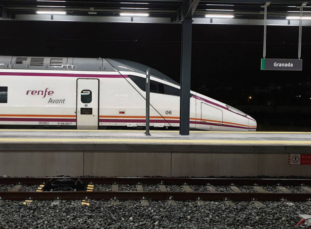 Foto de archivo de un tren de alta velocidad AVANT 114 en un andén de la estación de Granada
