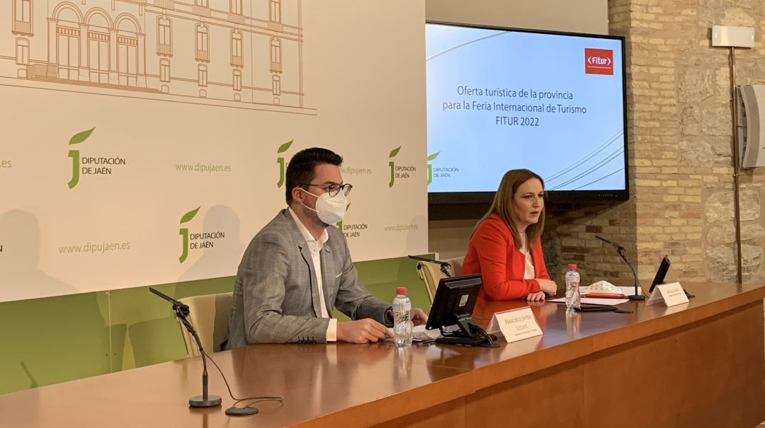 El diputado de Promoción y Turismo, Francisco Javier Lozano, y la delegada de Turismo, Marián Adán, durante la presentación de la oferta de Jaén para FITUR 2022.