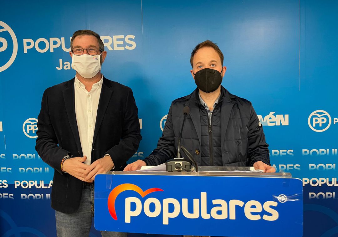 Los populares jiennenses, Miguel Contreras y Erik Domínguez, han comparecido este viernes en rueda de prensa