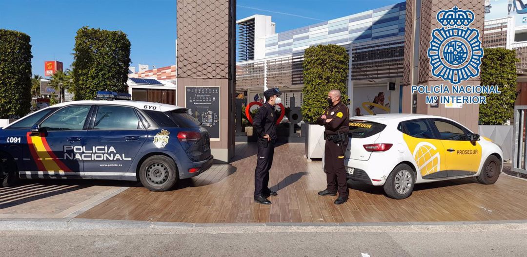 Una patrulla en el centro comercial de Jerez