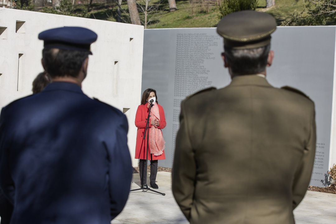 La ministra de Defensa, Margarita Robles, interviene ante militares varios y el resto de asistentes en la inauguración del monolito en homenaje y recuerdo de los 62 militares fallecidos en el accidente aéreo del YAK-42, en el Parque del Oeste de Madrid.