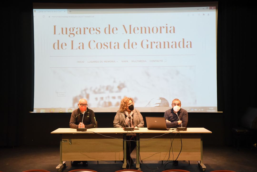 La diputada de cultura, Fátima Gómez, junto con Fernando Alcalde y Francis Peña, miembros de la asociación memorialista 14 de abril 