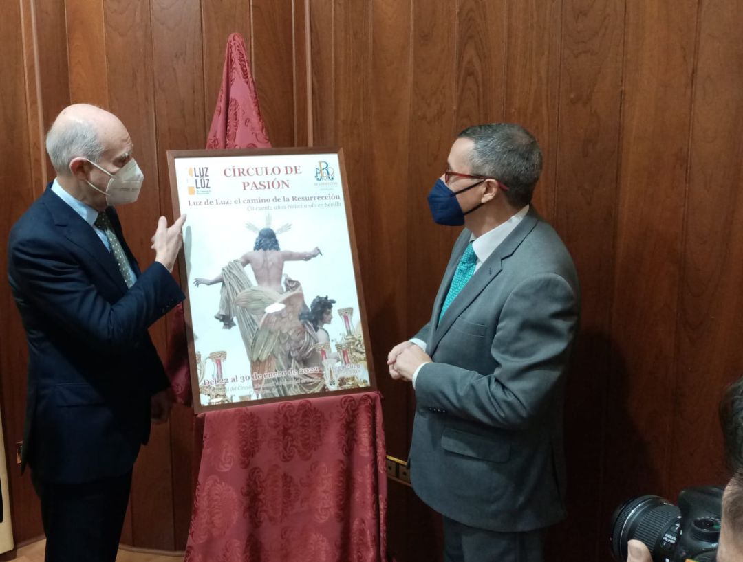 El hermano mayor de La Resurrección, Manuel Francisco Ruiz Piqueras -a la izquierda- muestra el cartel de su exposición al presidente del Círculo Mercantil, Práxedes Sánchez