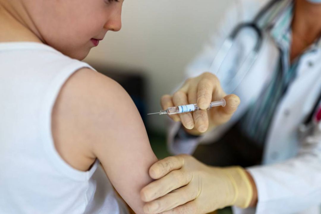 Imagen de archivo de un niño vacunándose