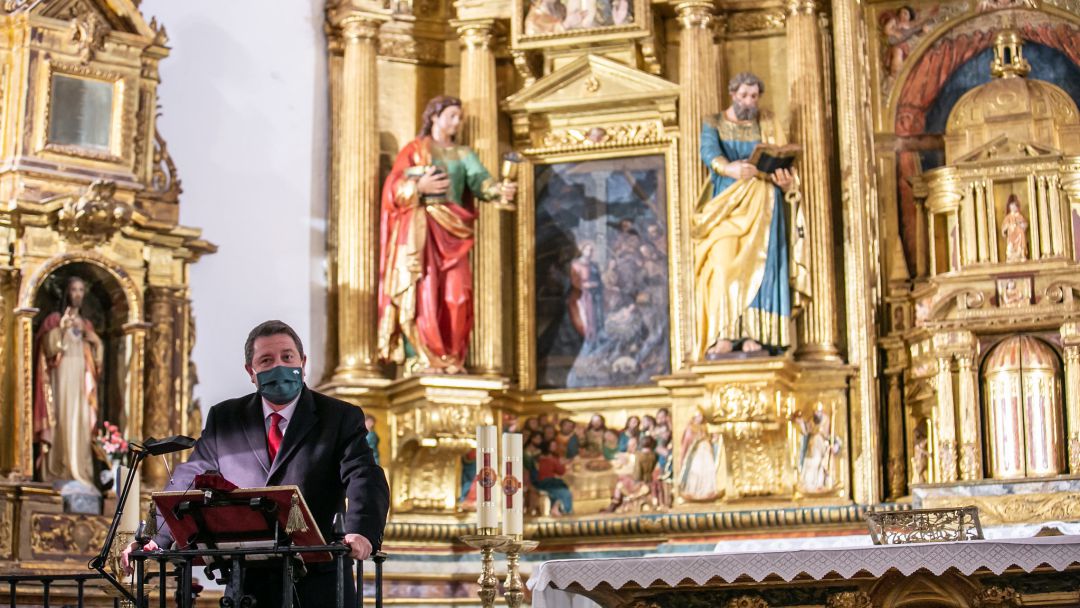 Imagen del presidente regional, Emiliano García-Page, durante la presentación de la rehabilitación sufrida por el retablo de la Iglesia de Torre de Juan Abad (Ciudad Real) 