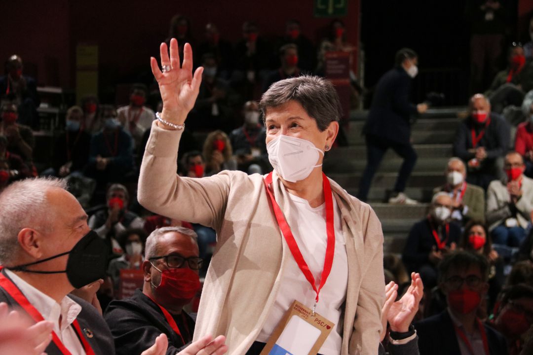 La delegada del Gobierno en Cataluña, Teresa Cunillera, saludando a los asistentes durante el congreso extraordinario del PSC