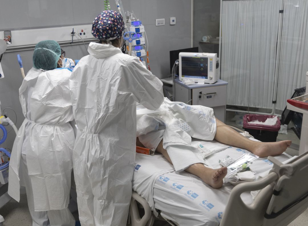 Sanitarios atienden a un paciente con coronavirus en un hospital.