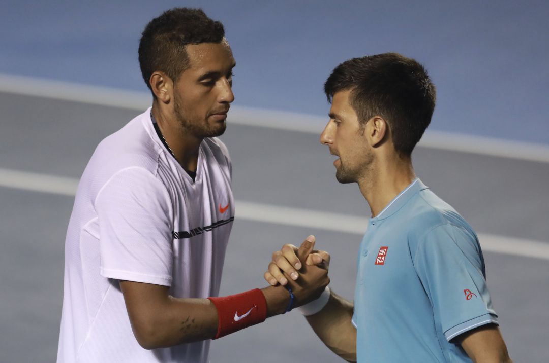 Saludo entre Nick Kyrgios y Novak Djokovic