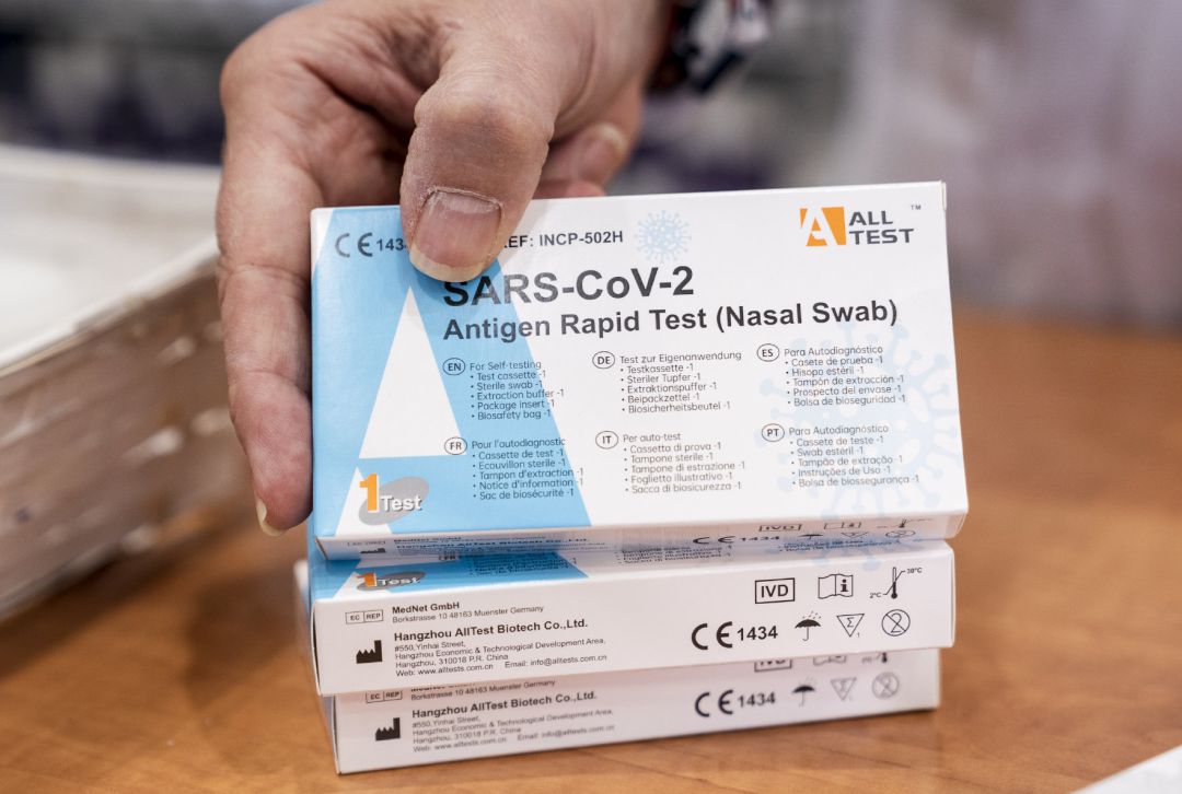 Varias cajas de pruebas rápidas del antígeno del SARS-CoV-2 en una farmacia en Carabanchel